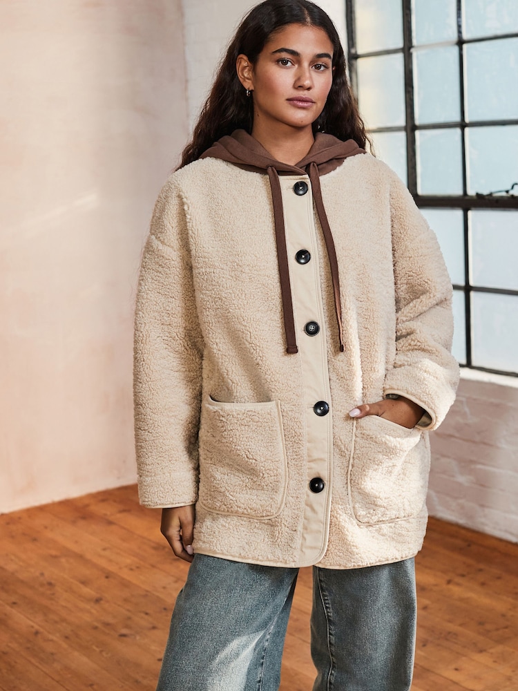 Ecru - Jacke aus Sherpa-Fleece mit Jersey-Kapuze und Knopfleiste - Bild 1 von 4 Ecru - Jacke aus Sherpa-Fleece mit Jersey-Kapuze und Knopfleiste - Bild 1 von 4