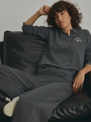 Gris - Suéter de algodón 100 % y manga larga con cuello henley con botones y diseño gráfico de efecto lavado - Imagen 1 de 7