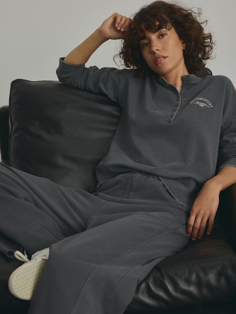Gris - Suéter de algodón 100 % y manga larga con cuello henley con botones y diseño gráfico de efecto lavado - Imagen 1 de 7