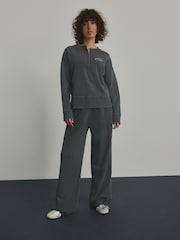 Gris - Suéter de algodón 100 % y manga larga con cuello henley con botones y diseño gráfico de efecto lavado - Imagen 2 de 7