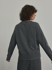 Gris - Suéter de algodón 100 % y manga larga con cuello henley con botones y diseño gráfico de efecto lavado - Imagen 4 de 7