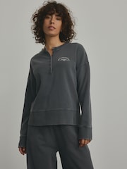 Gris - Suéter de algodón 100 % y manga larga con cuello henley con botones y diseño gráfico de efecto lavado - Imagen 5 de 7
