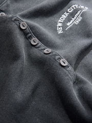 Gris - Suéter de algodón 100 % y manga larga con cuello henley con botones y diseño gráfico de efecto lavado - Imagen 7 de 7