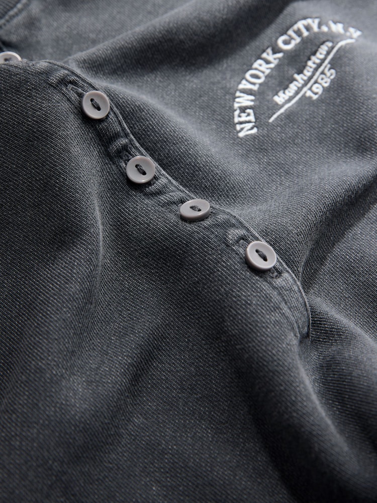 Gris - Suéter de algodón 100 % y manga larga con cuello henley con botones y diseño gráfico de efecto lavado - Imagen 7 de 7