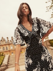 Lunares - Lipsy Flutter Sleeve Floral Chiffon Midi Dress - Imagen 2 de 4