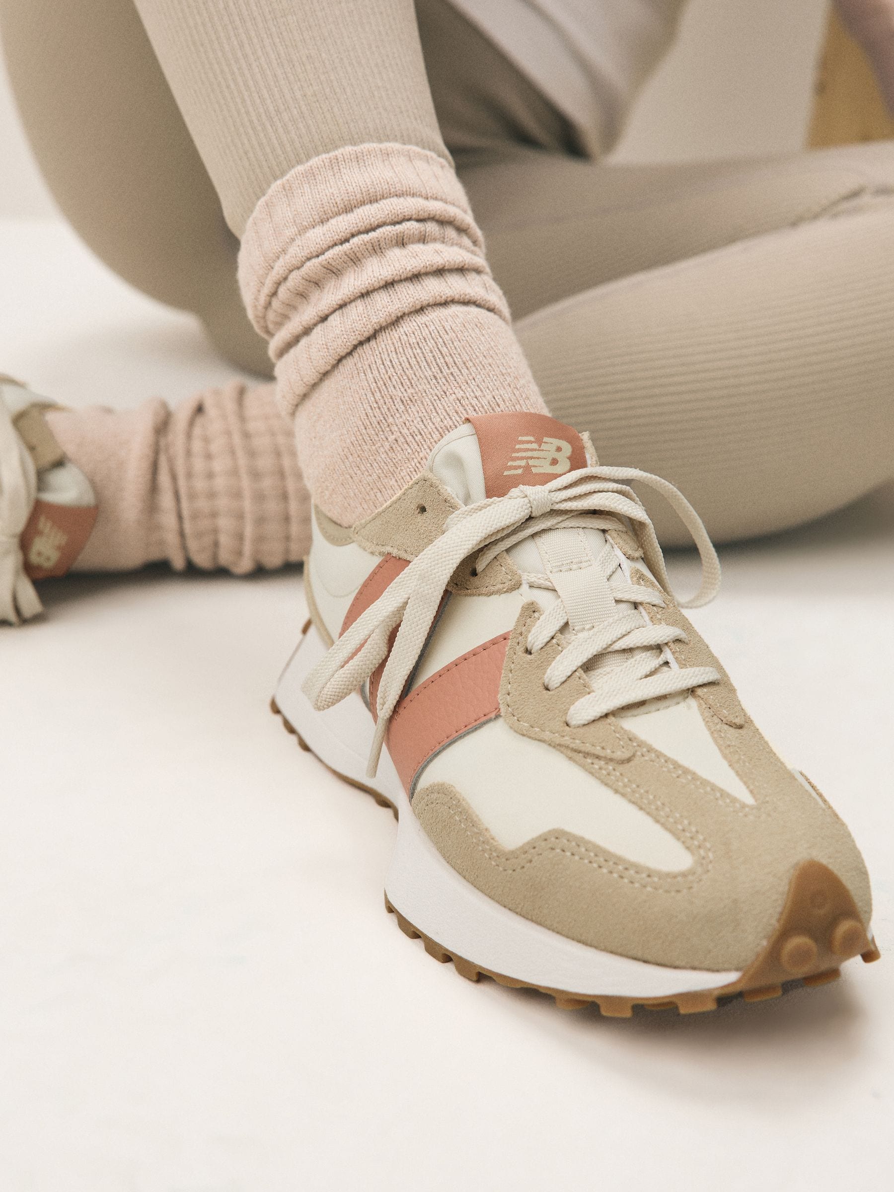 Cumpără Cream - Pantofi sport New Balance 327 from Next Romania