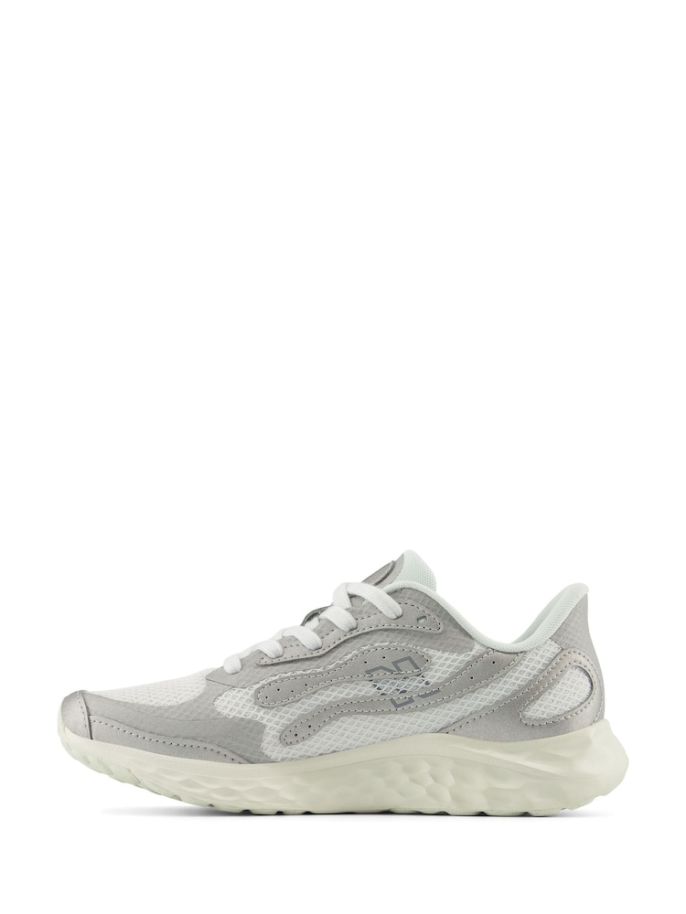 Blanco/plateado - Zapatillas de deporte para mujer Fresh Foam Arishi V4 de New Balance - Imagen 2 de 7 Blanco/plateado - Zapatillas de deporte para mujer Fresh Foam Arishi V4 de New Balance - Imagen 2 de 7