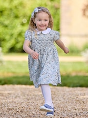 أزرق - فستان قطن بتفصيل مجمع مورد Arabella من Trotters London - Image 2 of 5