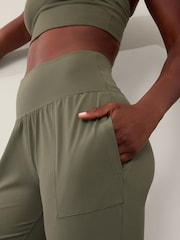 Verde - Pantalones de chándal de yoga de tiro alto con bolsillos Salutation de Athleta - Imagen 3 de 3