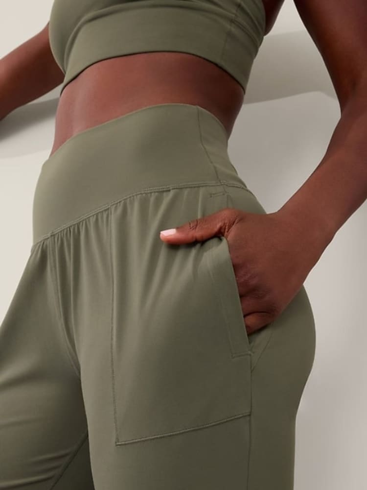 Verde - Pantalones de chándal de yoga de tiro alto con bolsillos Salutation de Athleta - Imagen 3 de 3