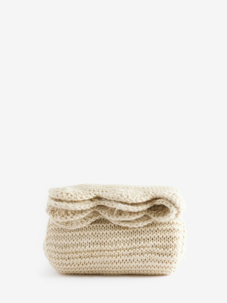Natural Knitted Scallop Edge Throw - Image 4 of 4