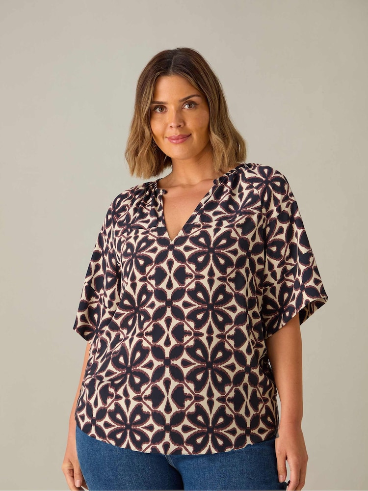 Live Unlimited Curve – Bluse mit geometrischem Muster und Raglanärmeln - Bild 1 von 4