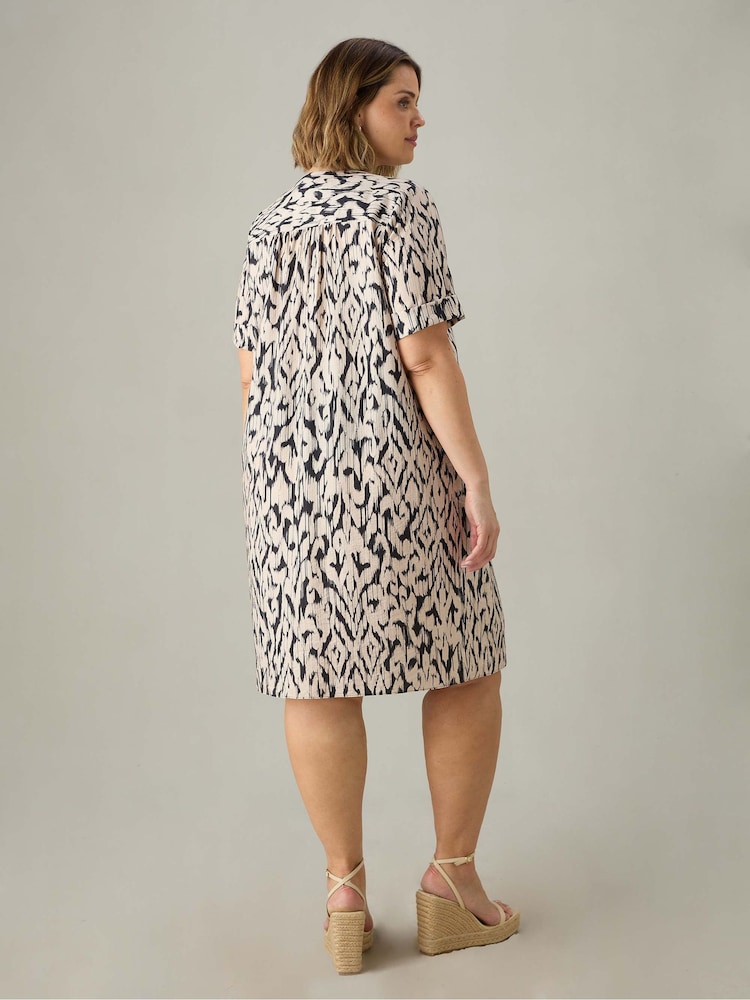 Live Unlimited Black Curve Mono Print Pleat Front Dress - Image 5 of 5