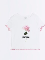 تيشرت للبنات مُزيَّن بطبعة زهرة مصنوع من خامة %100 قطن من River Island - صورة 3 من 5