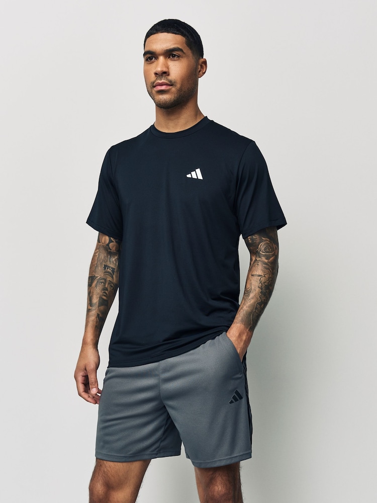 رمادي - شورت رياضي بيكيه 3 خطوط Train Essentials من Adidas - صورة 1 من 4 رمادي - شورت رياضي بيكيه 3 خطوط Train Essentials من Adidas - صورة 1 من 4