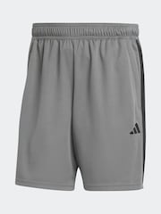 رمادي - شورت رياضي بيكيه 3 خطوط Train Essentials من Adidas - صورة 4 من 4