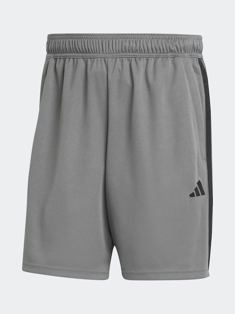 رمادي - شورت رياضي بيكيه 3 خطوط Train Essentials من Adidas - صورة 4 من 4