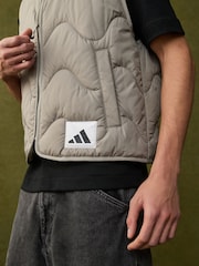 Коричневый - Легкий утепленный жилет adidas Niganic - Изображение 6 из 13