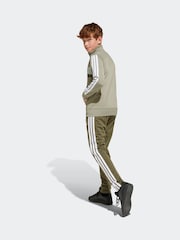 أخضر - adidas Seasonal Essentials Tiberio 3-Stripes Tricot Kids Tracksuit - صورة 2 من 9