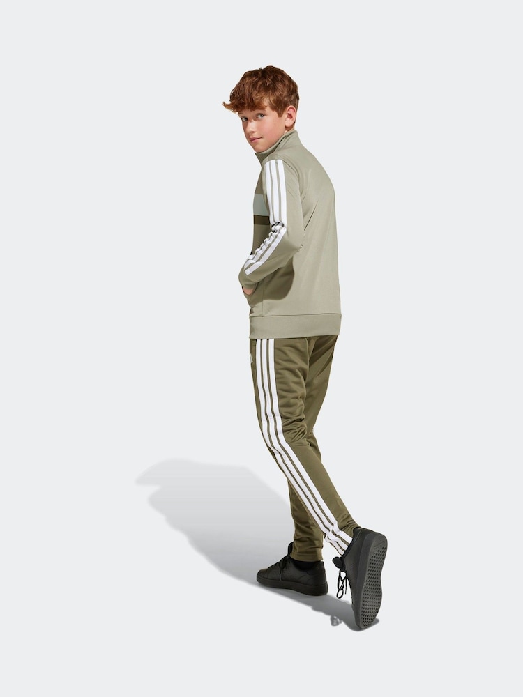 أخضر - adidas Seasonal Essentials Tiberio 3-Stripes Tricot Kids Tracksuit - صورة 2 من 9