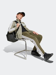أخضر - adidas Seasonal Essentials Tiberio 3-Stripes Tricot Kids Tracksuit - صورة 3 من 9