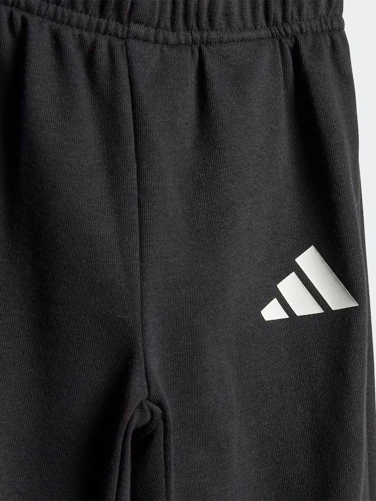 Gris - Conjunto básico de suéter y pantalones de chándal para bebé de adidas - Imagen 7 de 7 Gris - Conjunto básico de suéter y pantalones de chándal para bebé de adidas - Imagen 7 de 7