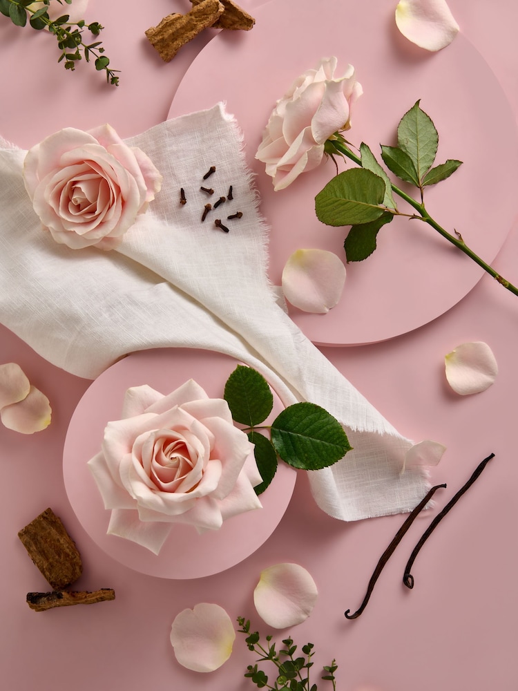 Rose and Sandalwood 200ml Fragranced Reed Diffuser - Image 4 of 4