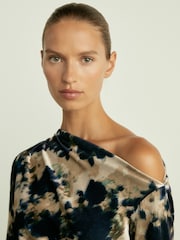 Reiss Navy Briana Ruched Abstract-Print Velvet Dress - Image 4 of 6