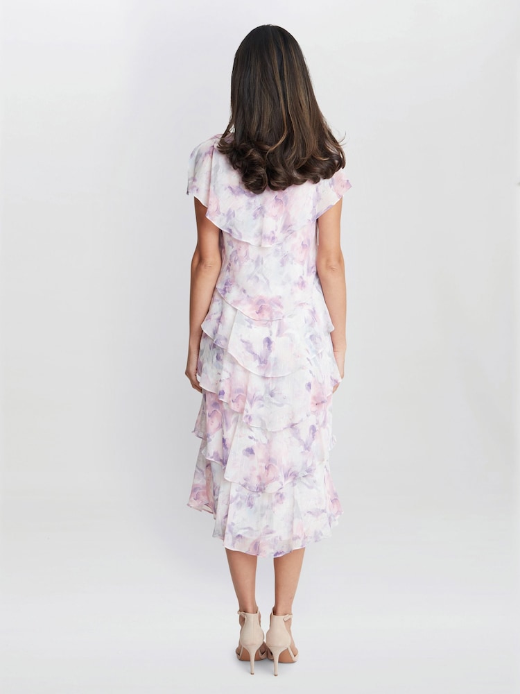 Gina Bacconi – lilafarbenes, bedrucktes, gestuftes Midikleid „Phoebe“ mit Schulterverzierung - Bild 2 von 5 Gina Bacconi – lilafarbenes, bedrucktes, gestuftes Midikleid „Phoebe“ mit Schulterverzierung - Bild 2 von 5