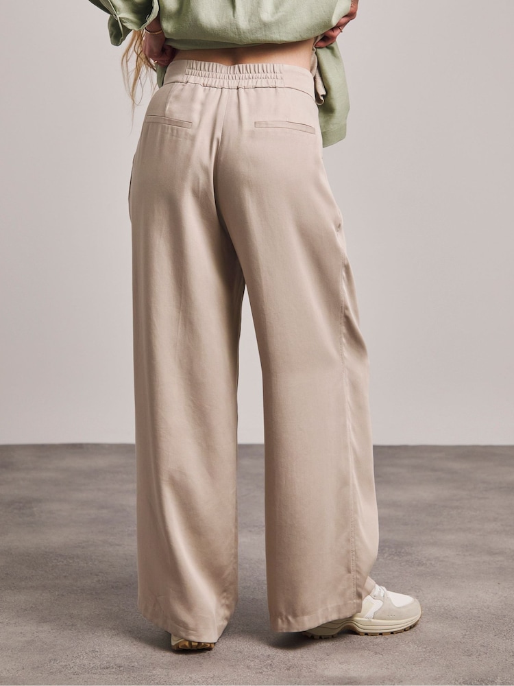 Anthology by JD Williams Cream Pleat Front Trousers - Image 2 of 5