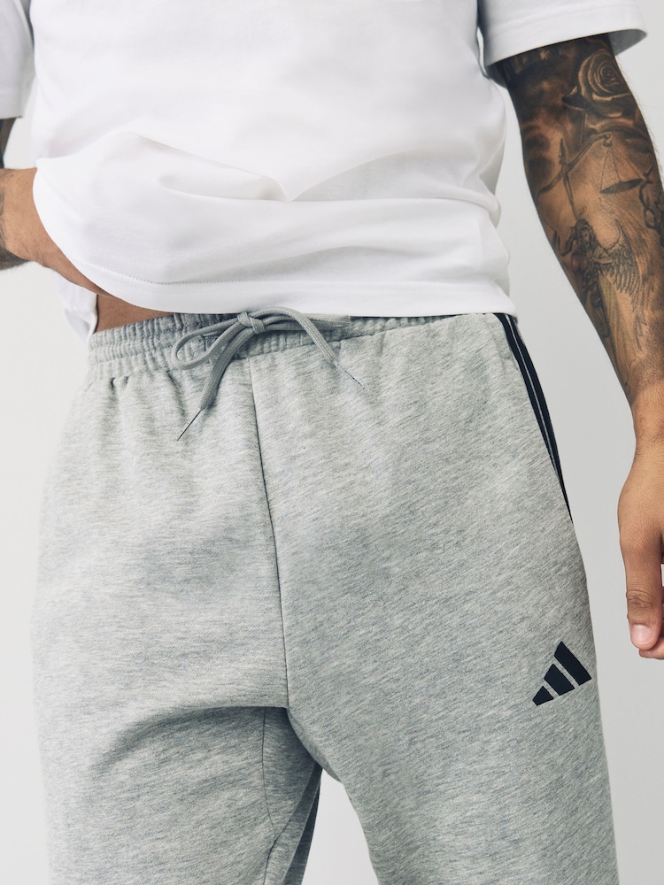 رمادي - بنطلون فليس 3 خطوط من Adidas Essentials - Image 5 of 6