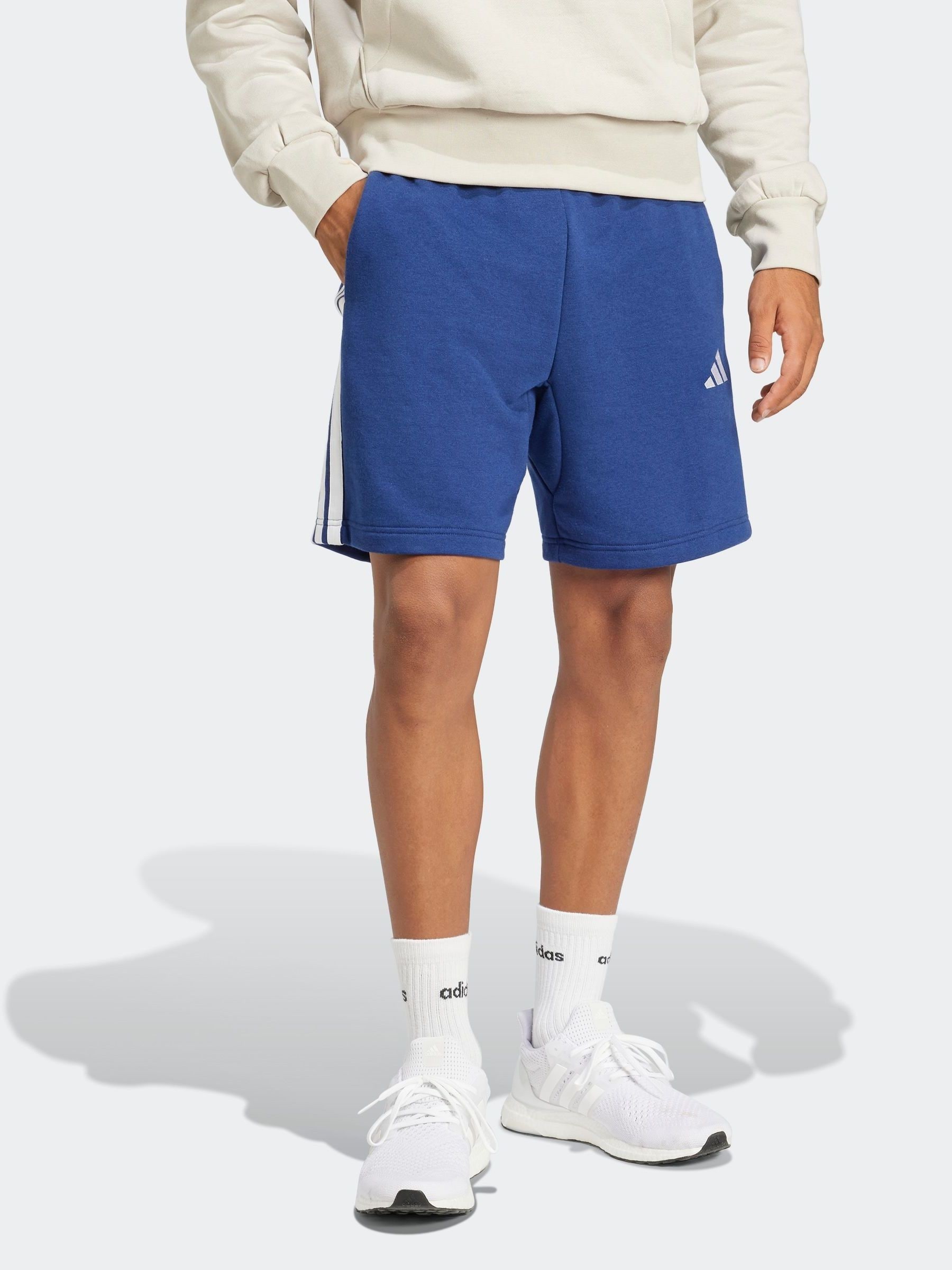 Next：日本 ブルー - adidas 定番フレンチテリー 3 ストライプショート