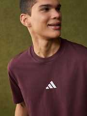 Красный - adidas Essentials Small Logo Single 100% Cotton Jersey T-Shirt - Image 3 of 11