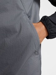 Negro/gris - Nike Dri-FIT Stride Woven Running Jacket - Imagen 4 de 12