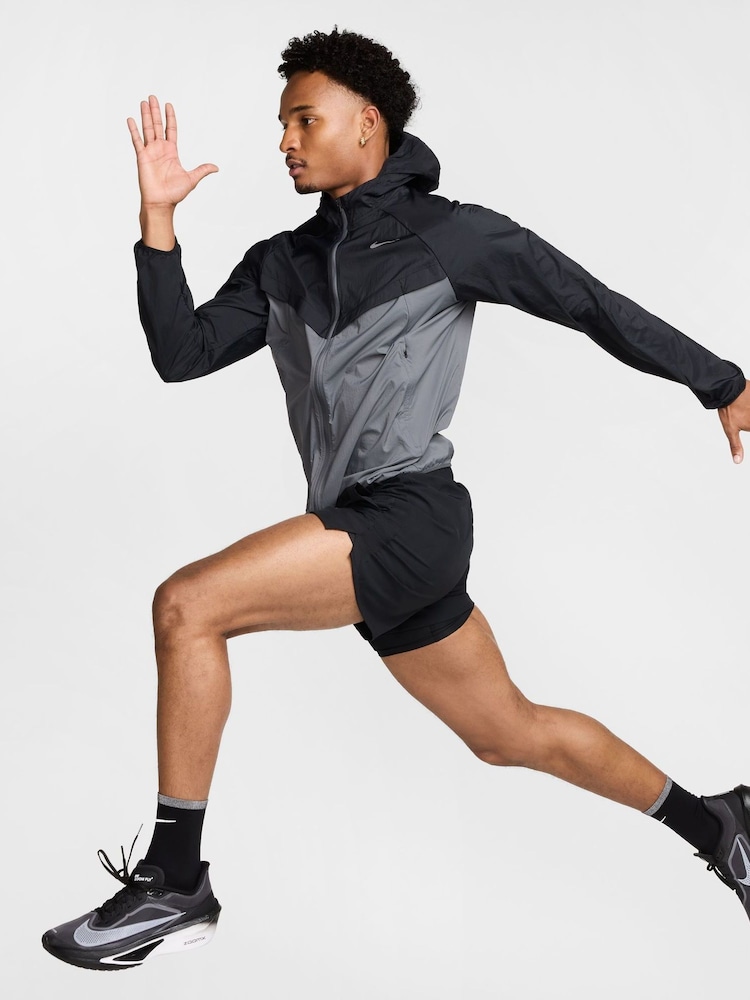 Schwarz/Grau - Nike Dri-FIT Stride Woven Running Jacket - Bild 8 von 8