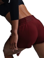 Тёмно-красная команда - Nike One Swoosh Dri-FIT Mid Rise Brief Lined Running Shorts - Изображение 10 из 10