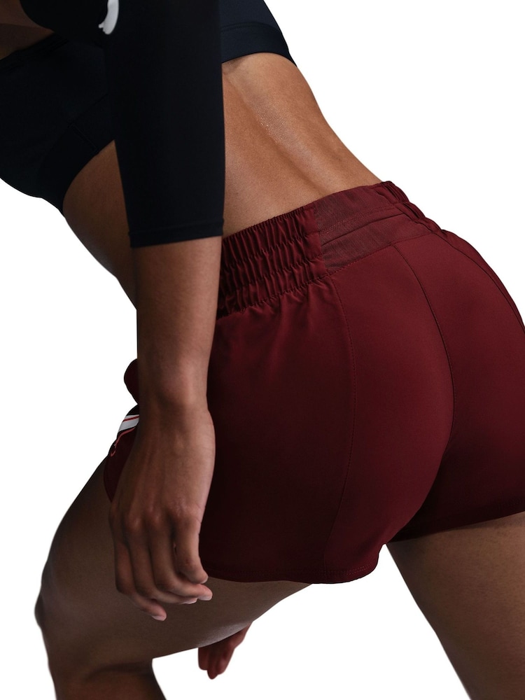 Тёмно-красная команда - Nike One Swoosh Dri-FIT Mid Rise Brief Lined Running Shorts - Изображение 10 из 10