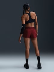 Тёмно-красная команда - Nike One Swoosh Dri-FIT Mid Rise Brief Lined Running Shorts - Изображение 2 из 10