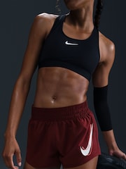 Тёмно-красная команда - Nike One Swoosh Dri-FIT Mid Rise Brief Lined Running Shorts - Изображение 5 из 10