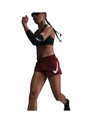 Тёмно-красная команда - Nike One Swoosh Dri-FIT Mid Rise Brief Lined Running Shorts - Изображение 9 из 10