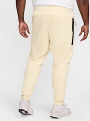 JASNY KHAKI - Polarowe joggersy Nike Tech Fleece - Image 13 of 18
