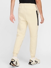 JASNY KHAKI - Polarowe joggersy Nike Tech Fleece - Image 3 of 18