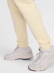 JASNY KHAKI - Polarowe joggersy Nike Tech Fleece - Image 5 of 18