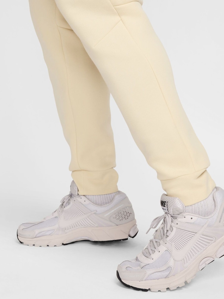 JASNY KHAKI - Polarowe joggersy Nike Tech Fleece - Image 5 of 18