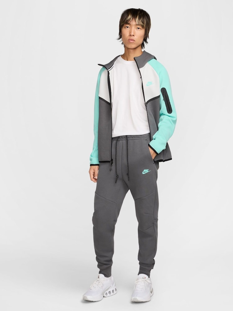 Железный серый - Спортивные брюки из флиса Nike Tech - Изображение 8 из 8