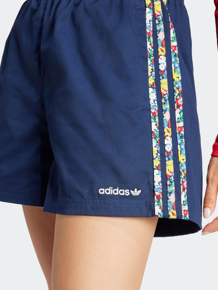Niebieskie spodenki adidas Originals Liberty London 3 Stripe, 100% bawełna - Image 4 of 6