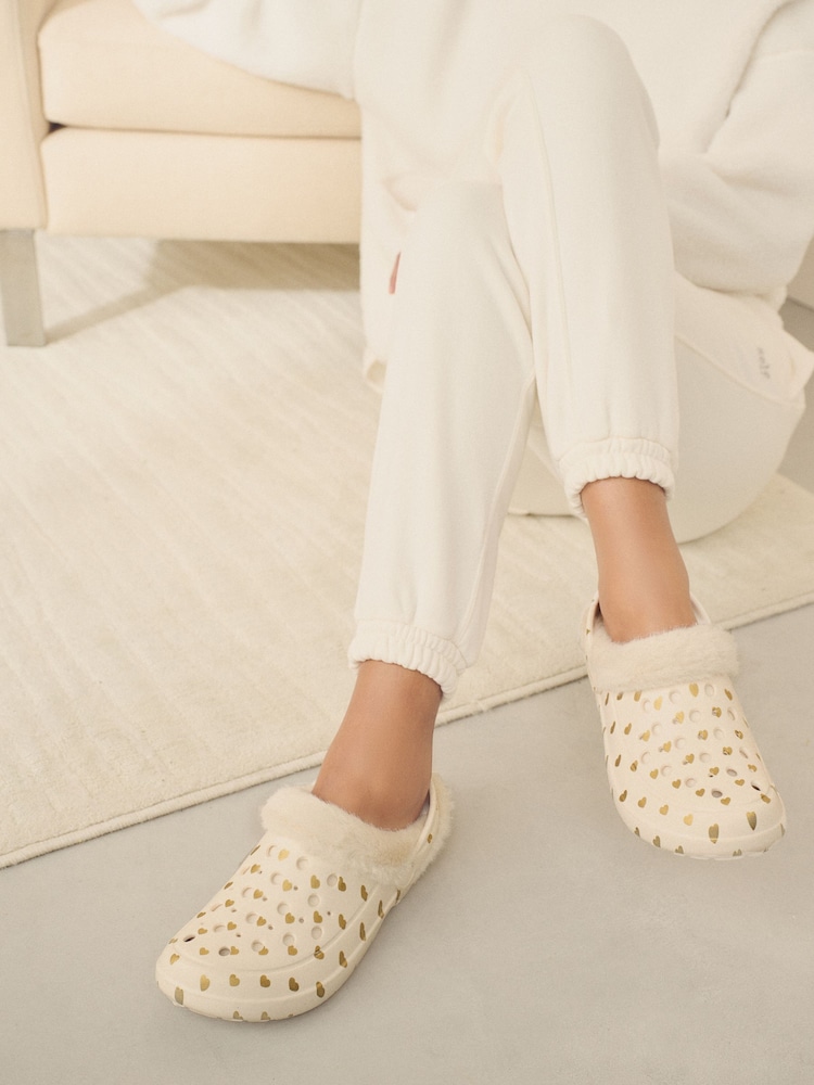 Weißgoldenes Herz - Damen-Clogs mit Clog-Slipper mit Kunstfellfutter - Bild 1 von 8 Weißgoldenes Herz - Damen-Clogs mit Clog-Slipper mit Kunstfellfutter - Bild 1 von 8