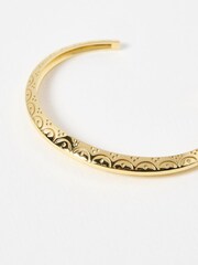 Oliver Bonas Gold Tone Susan Scalloped Engraved Bangle - Image 3 of 6