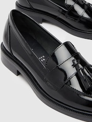 Črn patent - Schuh Lina Usnjeni mokasini s čopiči - Slika 3 iz 4