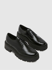 Schuh Liora Chunky Leather črna gležnjar z luknjičastim vzorcem in vezalkami - Slika 3 iz 4